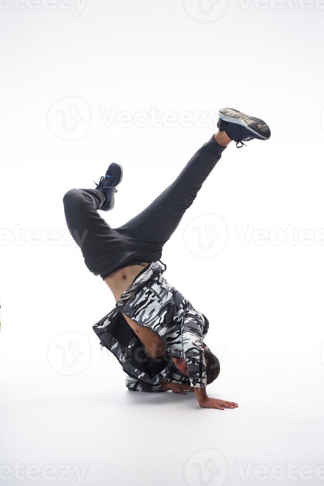 Cool joven bailarín de break actuando en estudio sobre fondo blanco. foto