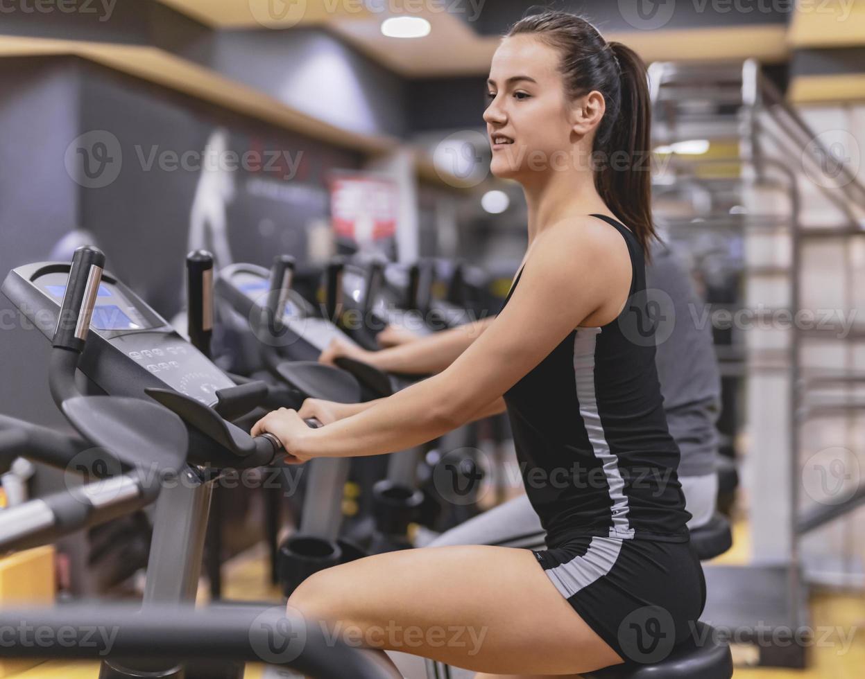 entrenamiento de mujer joven en cinta de correr en el gimnasio. estilo de vida saludable. foto