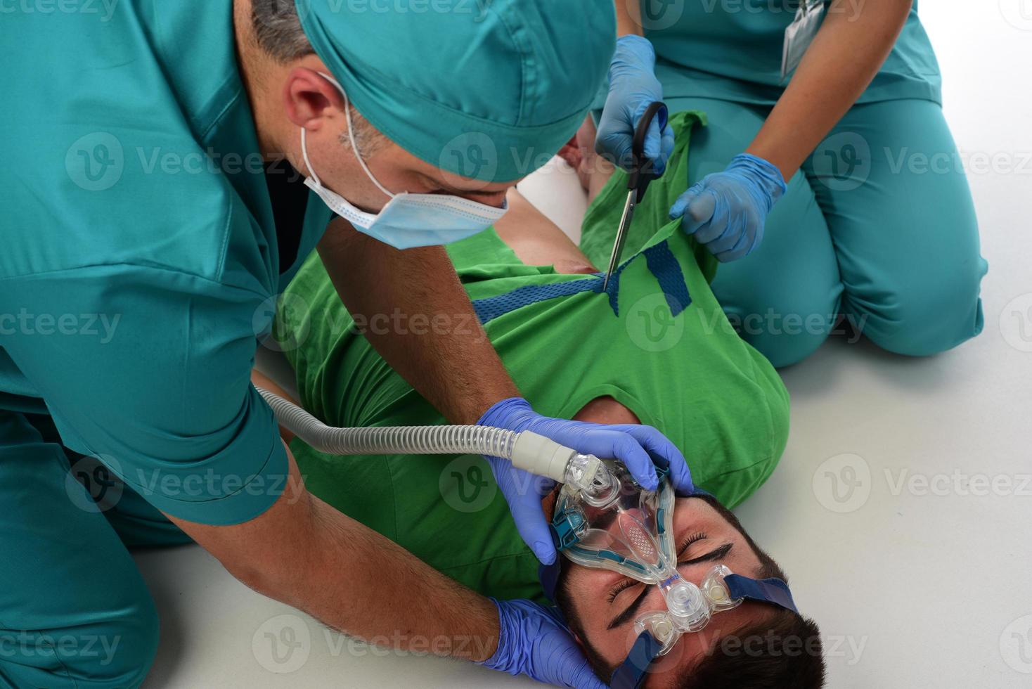 equipo médico dando cpr al paciente. aislado foto