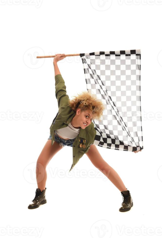 mujer ondeando una bandera de carrera foto