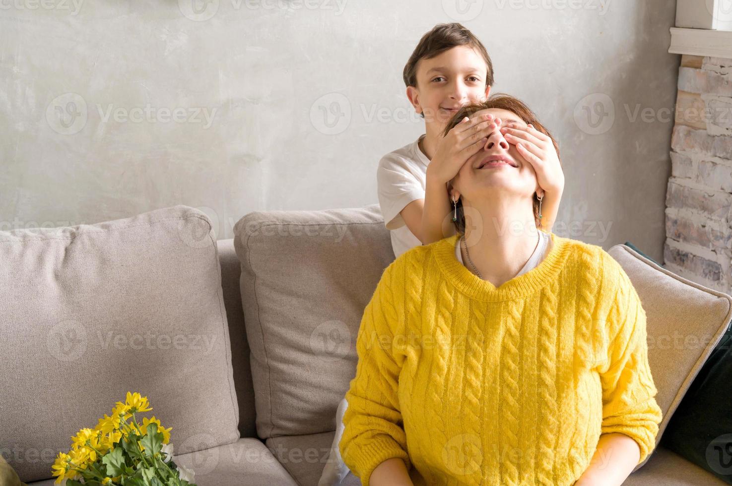 hijo cerrando los ojos de su madre con las manos foto