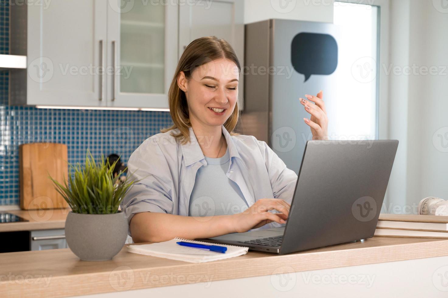 joven estudiante profesor tutor llamando a una computadora portátil hablar por cámara web aprender enseñar en chat en línea, seminario web a distancia concepto de enseñanza en línea foto