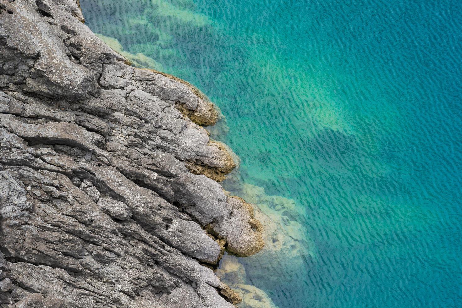 vista aérea de la costa rocosa y el lago de agua turquesa de sainte croix en el sur de francia foto