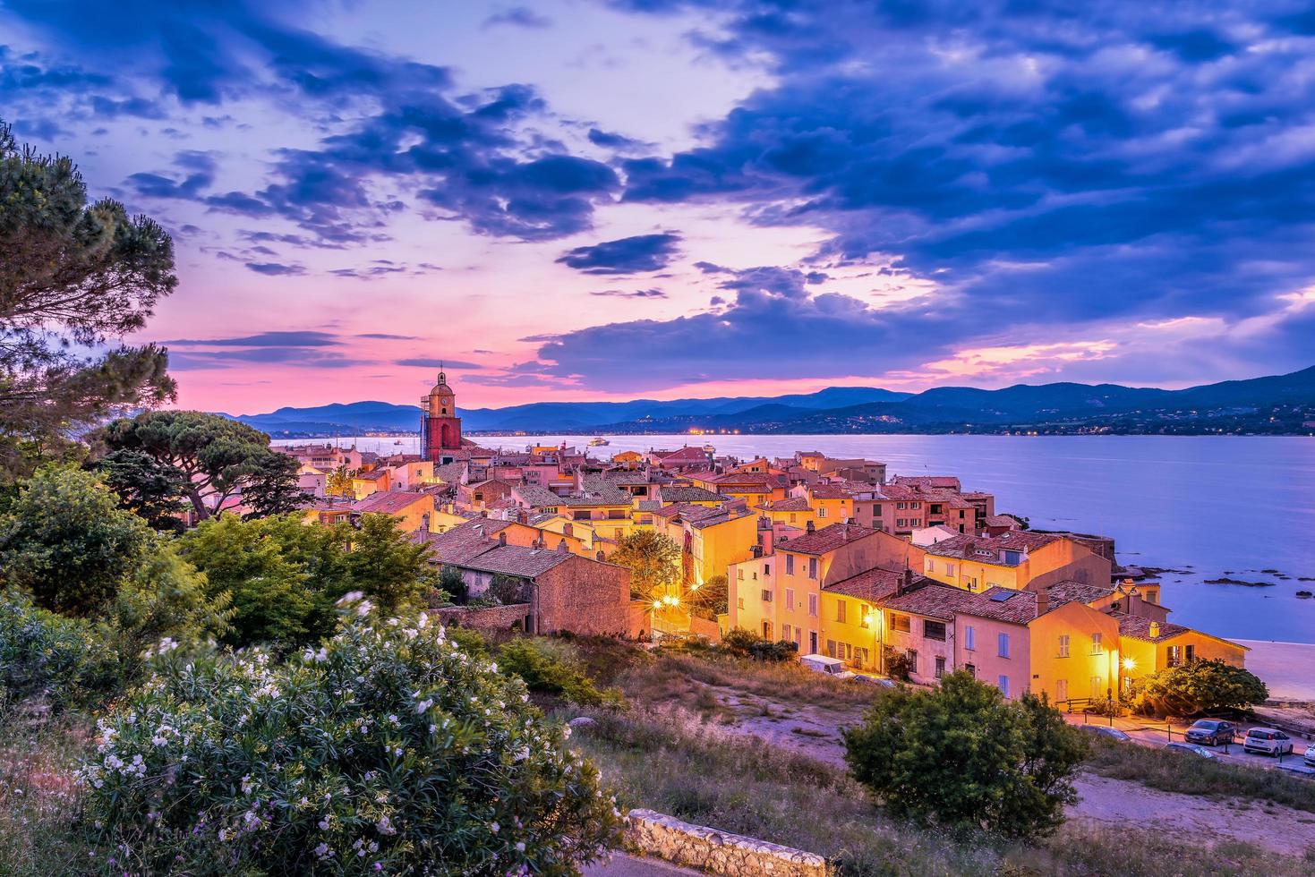 caída de la noche sobre saint tropez en el sur de francia, vista panorámica con cielo dramático foto