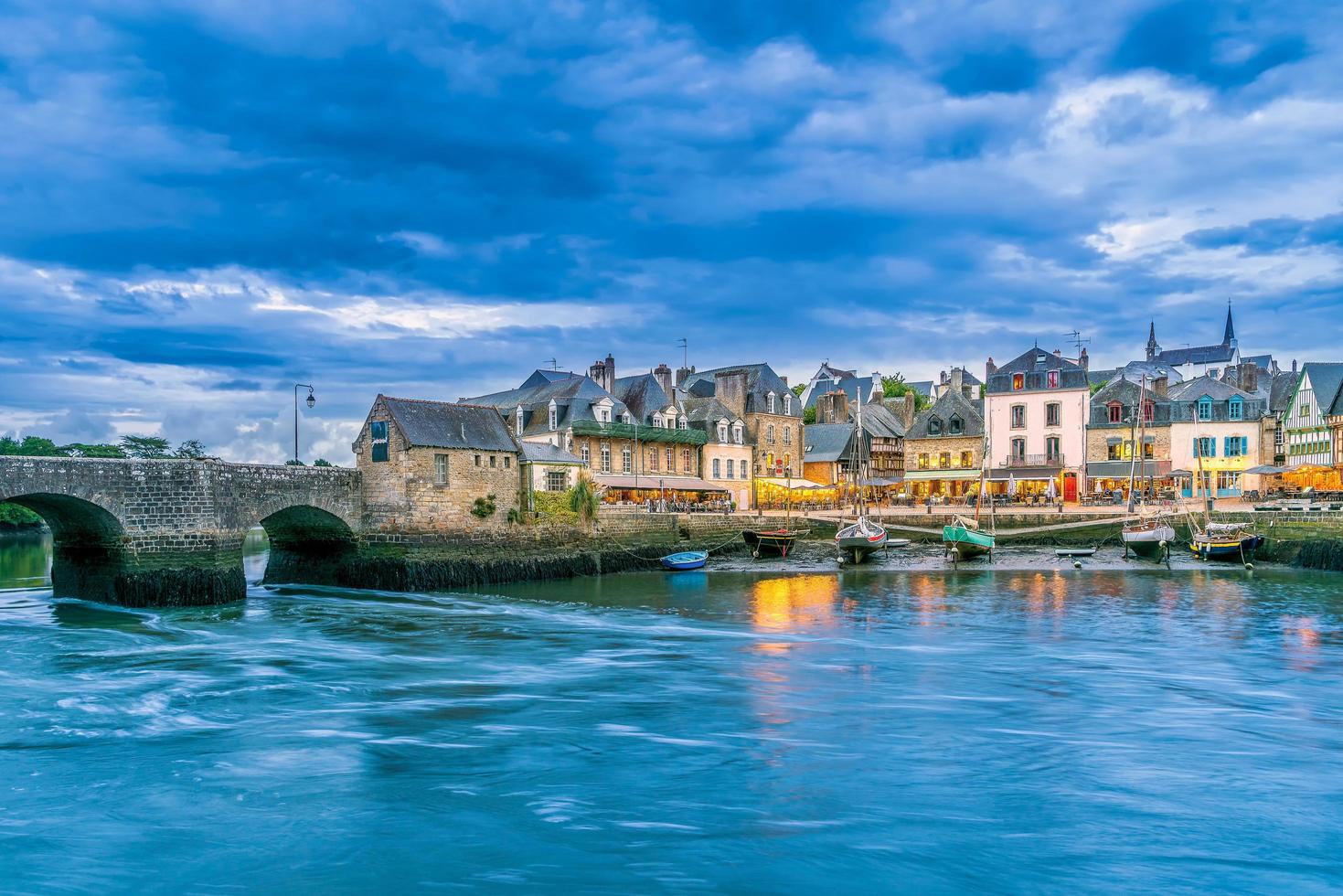 vista panorámica del puerto de saint-goustan, bretagne, francia durante la tormenta de otoño foto