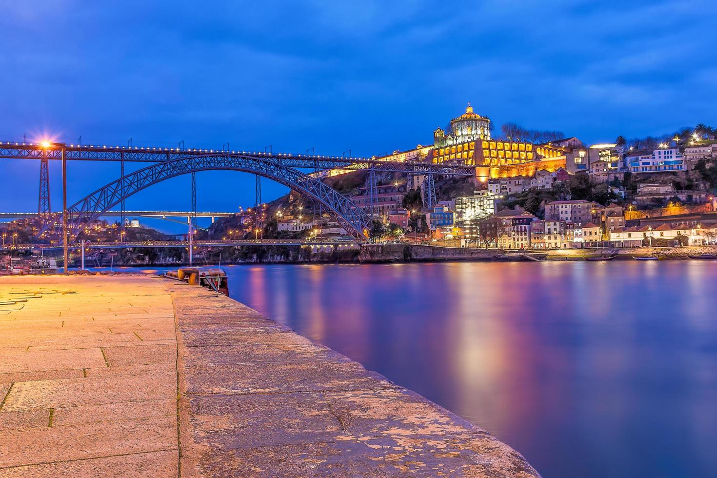 vista panorámica de Oporto en la noche de verano contra el cielo dramático foto