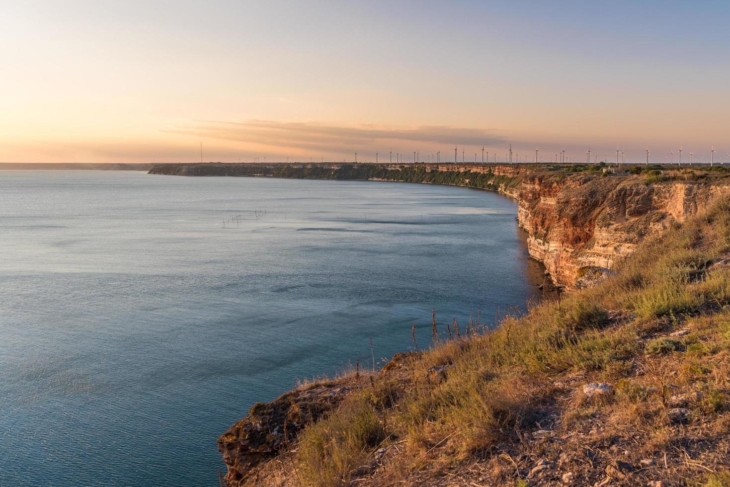 vista panorámica del mar negro en el cabo kaliakra a la hora dorada foto