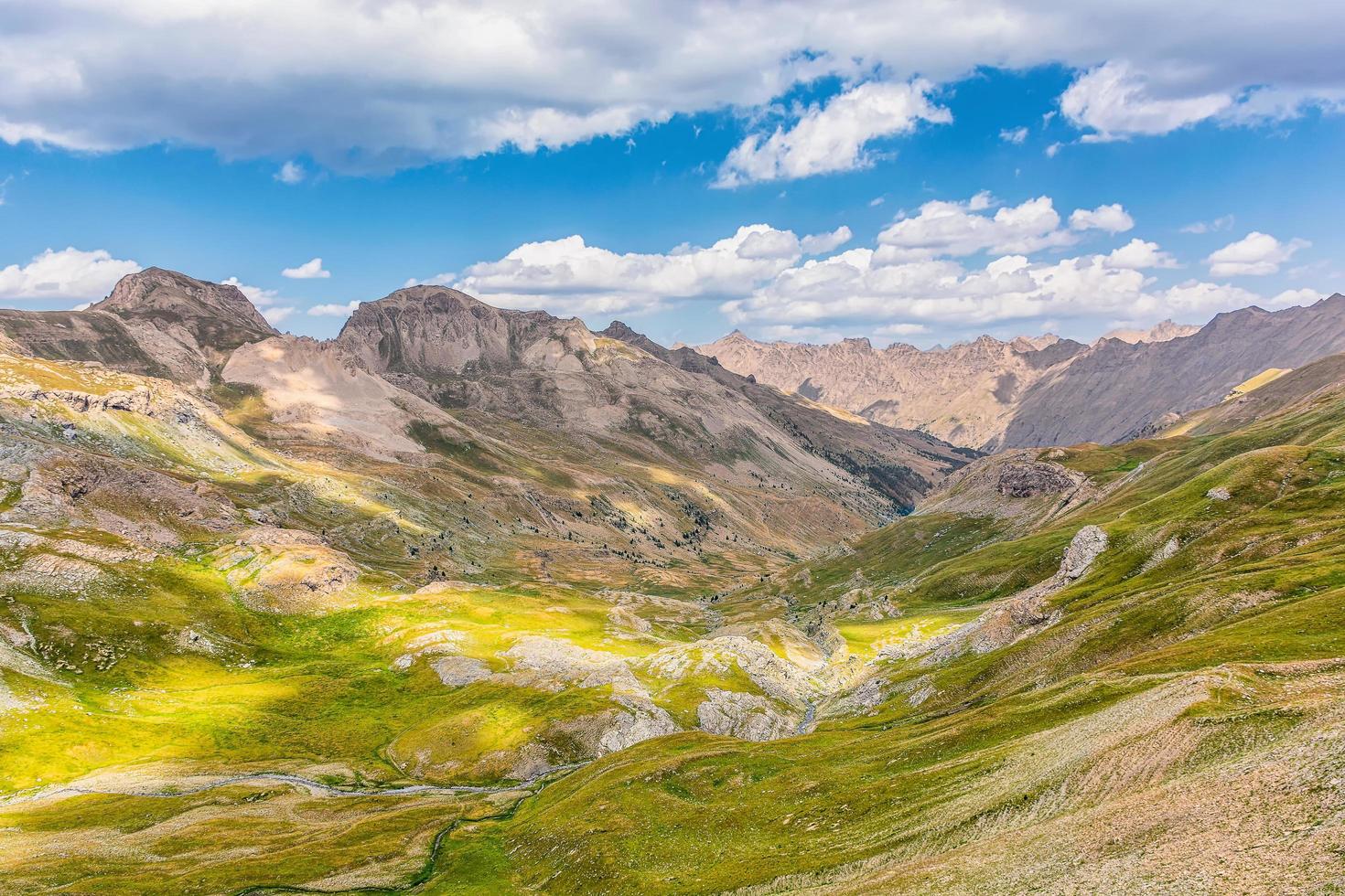 vista panorámica de los alpes franceses en el parque nacional de mercantour en el sur de francia contra el cielo dramático foto