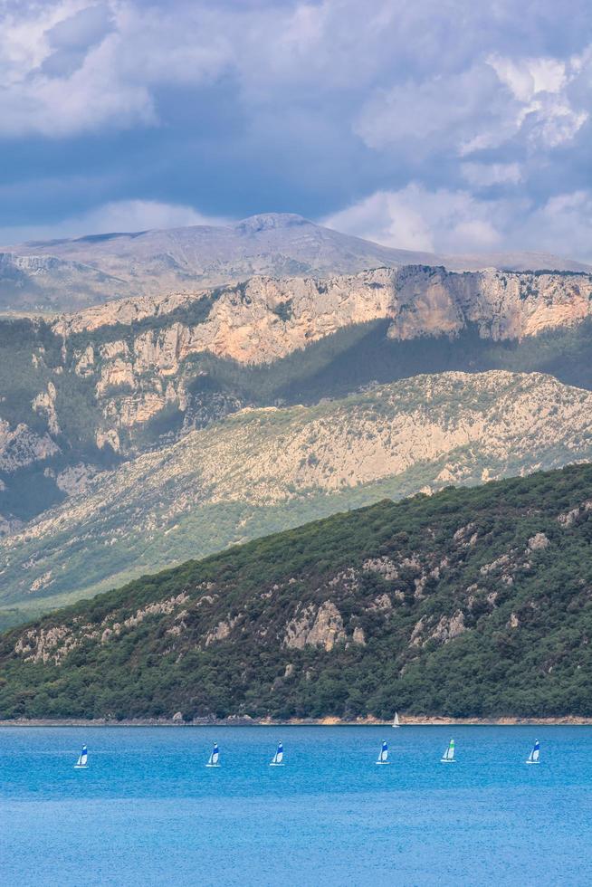 vista panorámica de los alpes franceses con el lago sainte croix en primer plano con mal tiempo foto