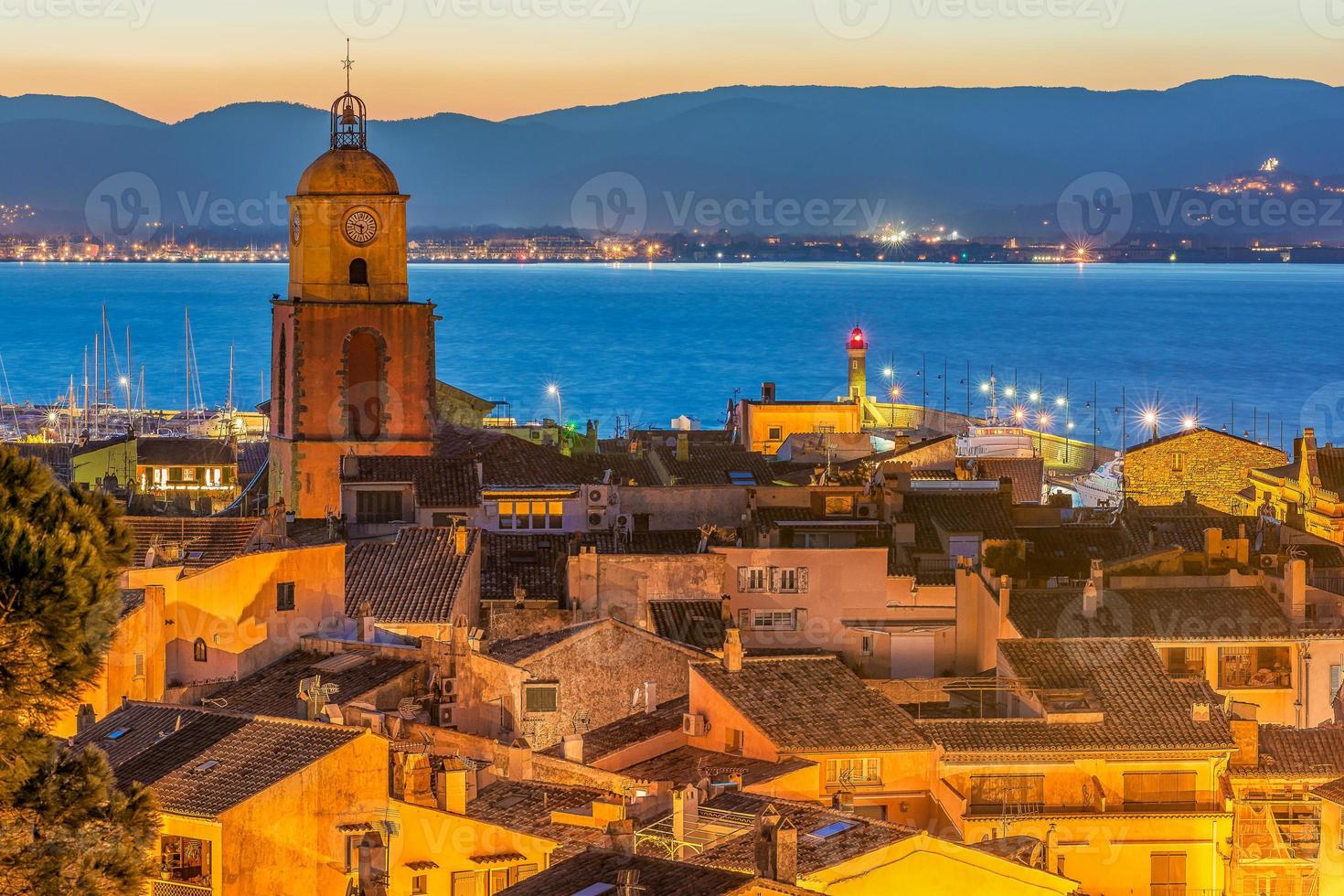 Noche tranquila y tranquila de invierno en Saint-Tropez, al sur de Francia. foto