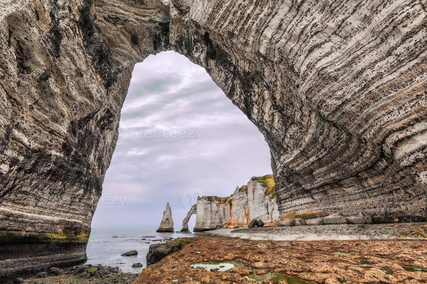 vista panorámica de los antiguos arcos de piedra blanca en etretat en normandía foto
