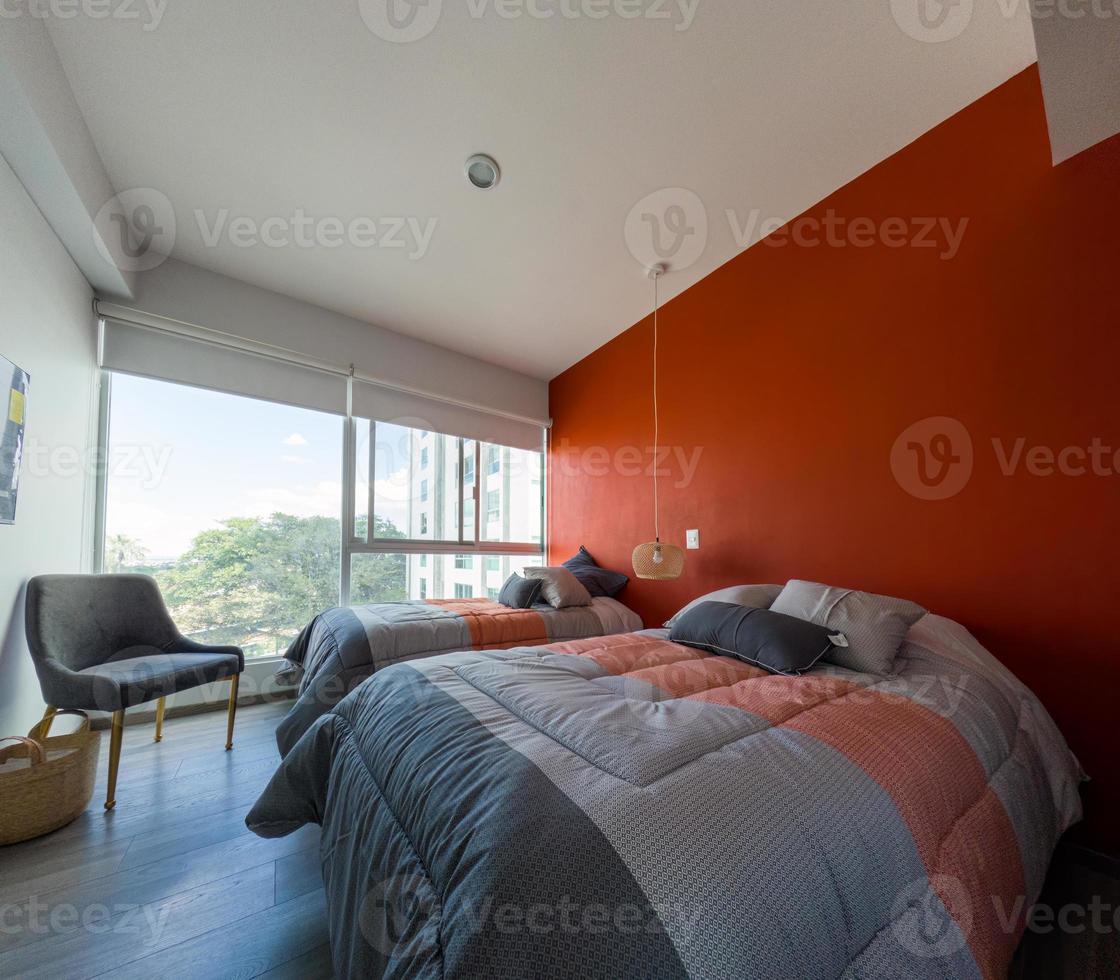 hermoso dormitorio principal en una nueva casa de lujo con vista al baño principal en suite. foto