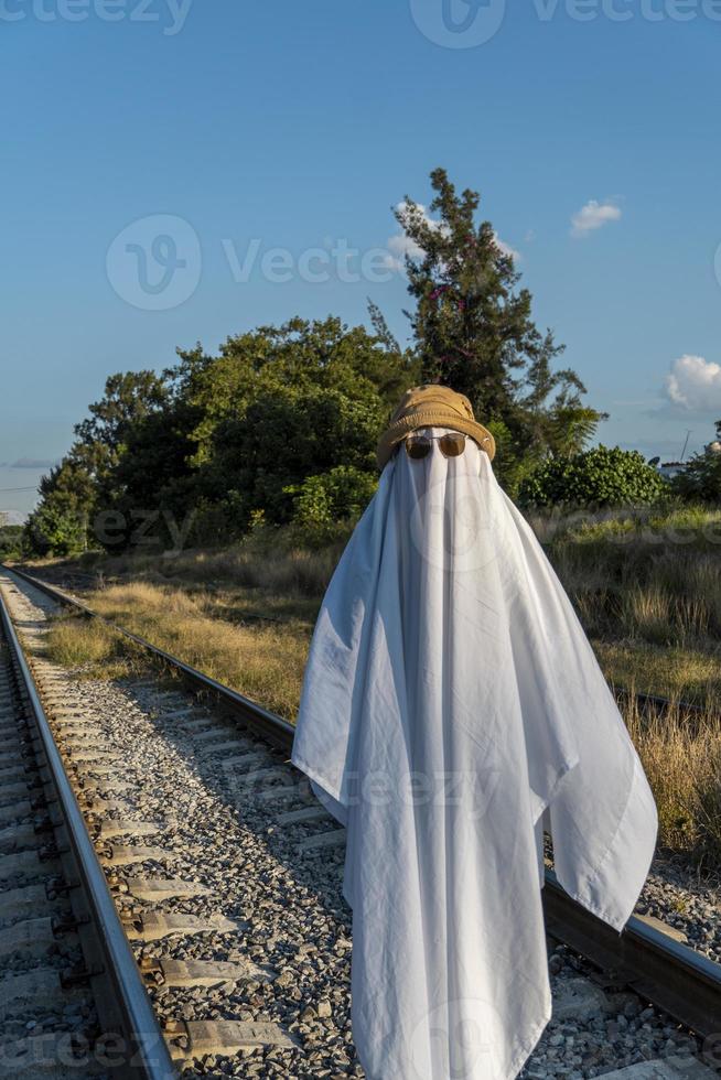 fantasma en las vías del tren con el tren pasando por detrás, al atardecer, méxico américa latina foto