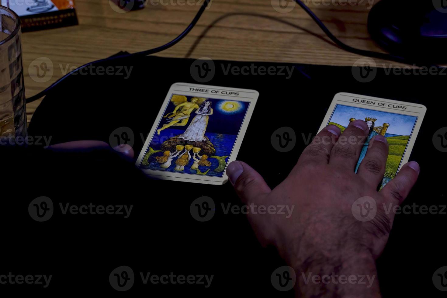 amigos compartiendo cartas del tarot en una mesa de madera, guadalajara foto