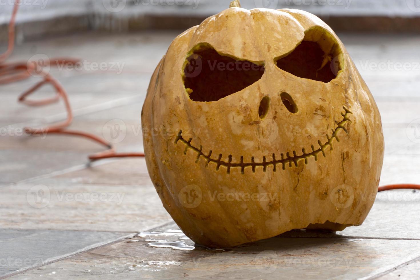 mujer joven con cabeza de calabaza después de cortarla y ponerle cara, halloween, foto