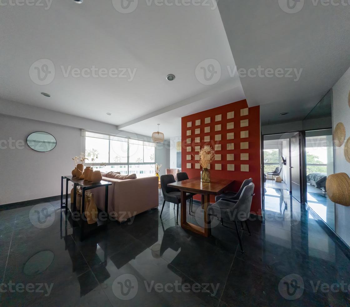 hermoso interior de la sala de estar en una nueva casa de lujo con vista a la cocina. interior de la casa foto