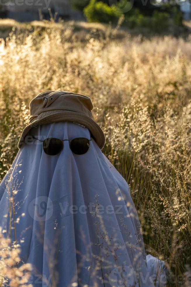 fantasma con sombrero brillante, fantasma con sábana y lentes de sol con tema de halloween, méxico foto