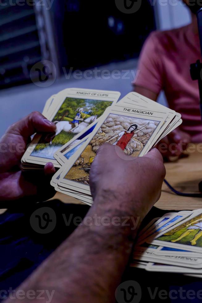 amigos compartiendo cartas del tarot en una mesa de madera, guadalajara foto