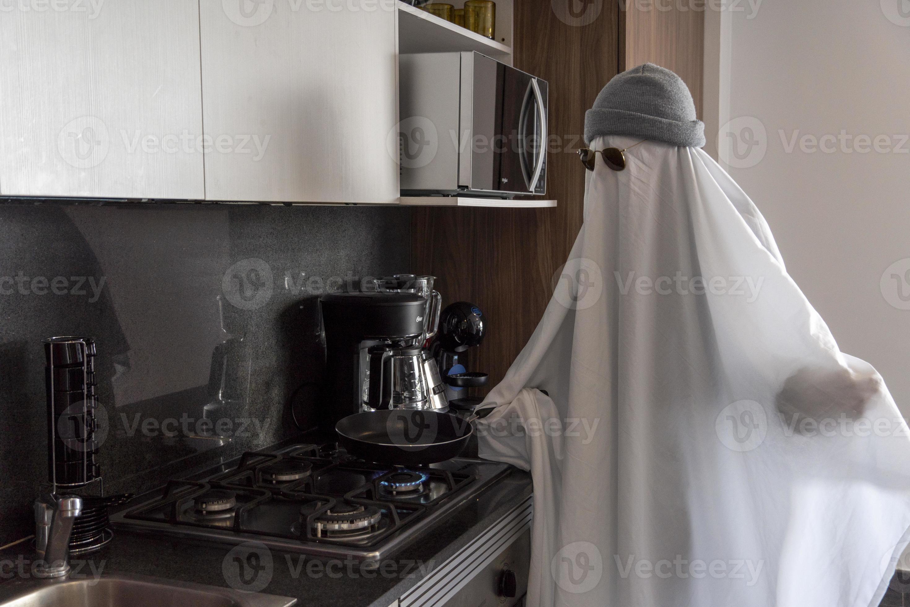 fantasma cocinando en una cocina, cocina moderna, hoja blanca fantasma