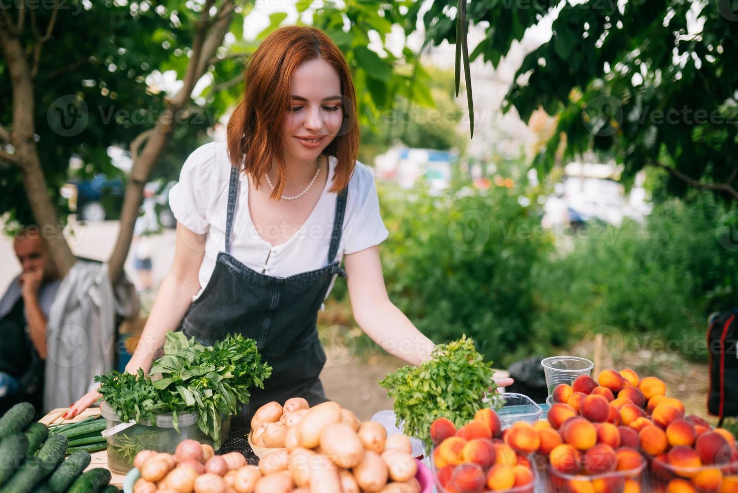 mujer vendedora en el mostrador con verduras. concepto de pequeña empresa foto