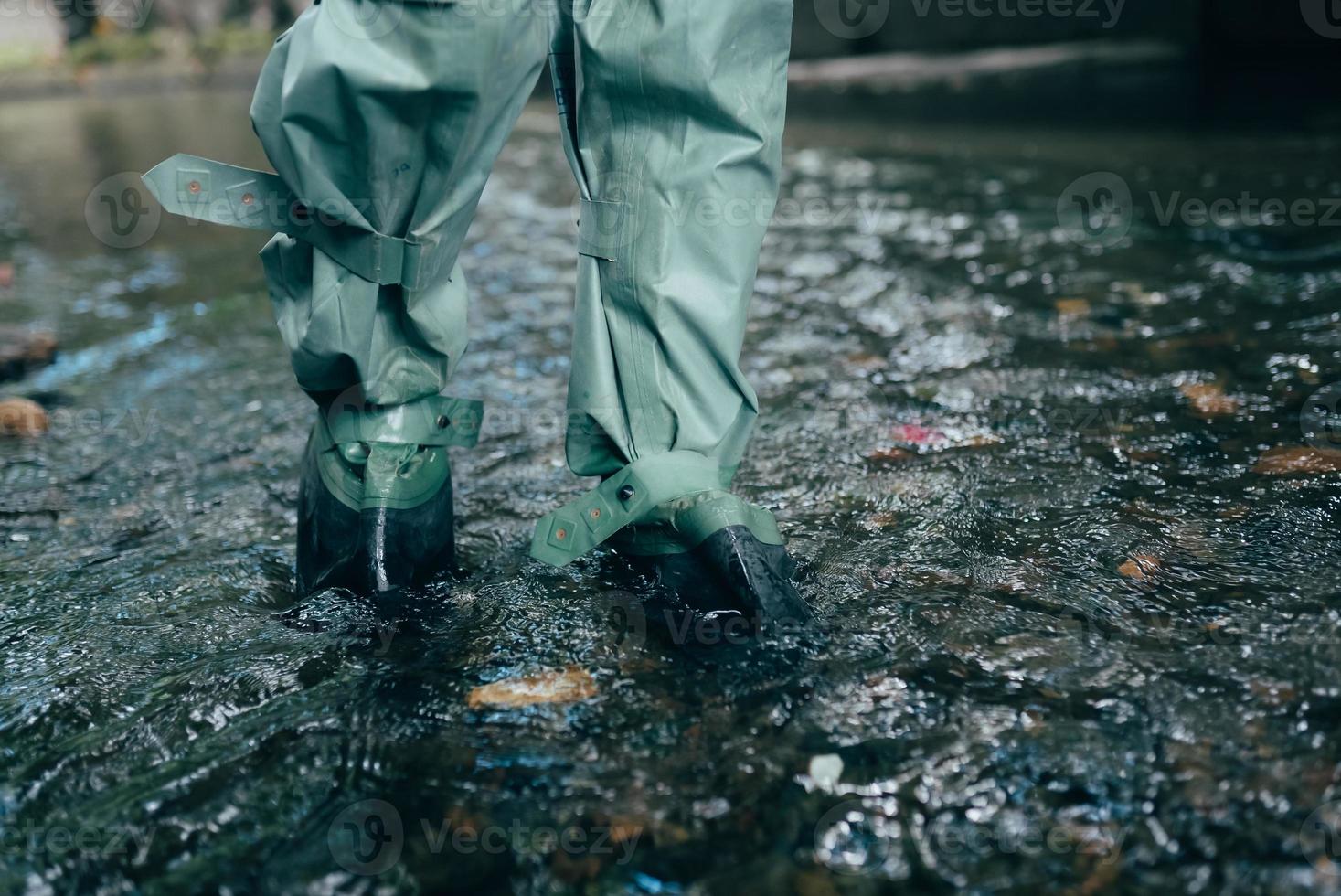 vista de cerca de botas de pantalones impermeables foto