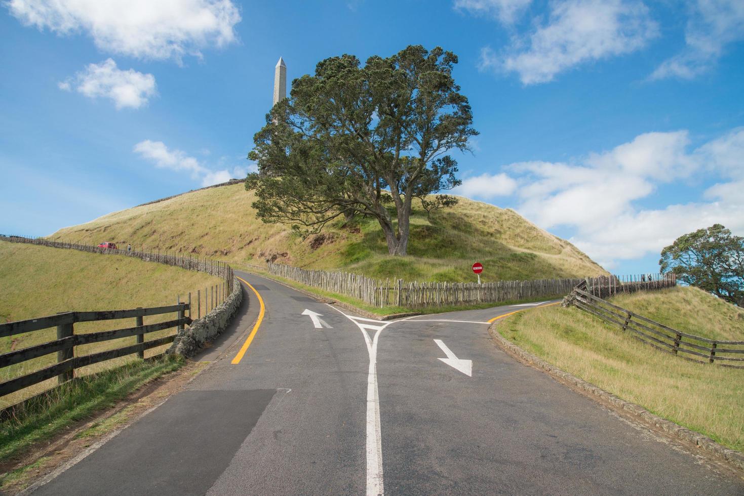 camino al obelisco conmemorativo de one tree hill en auckland, nueva zelanda. foto