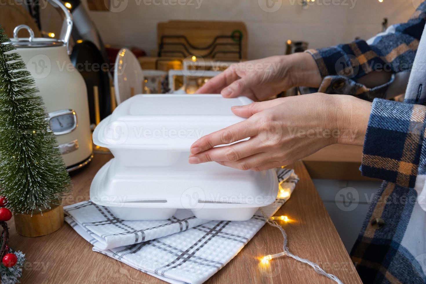 Contenedores de servicio de entrega de alimentos en la mesa Cocina festiva  escandinava blanca en decoración