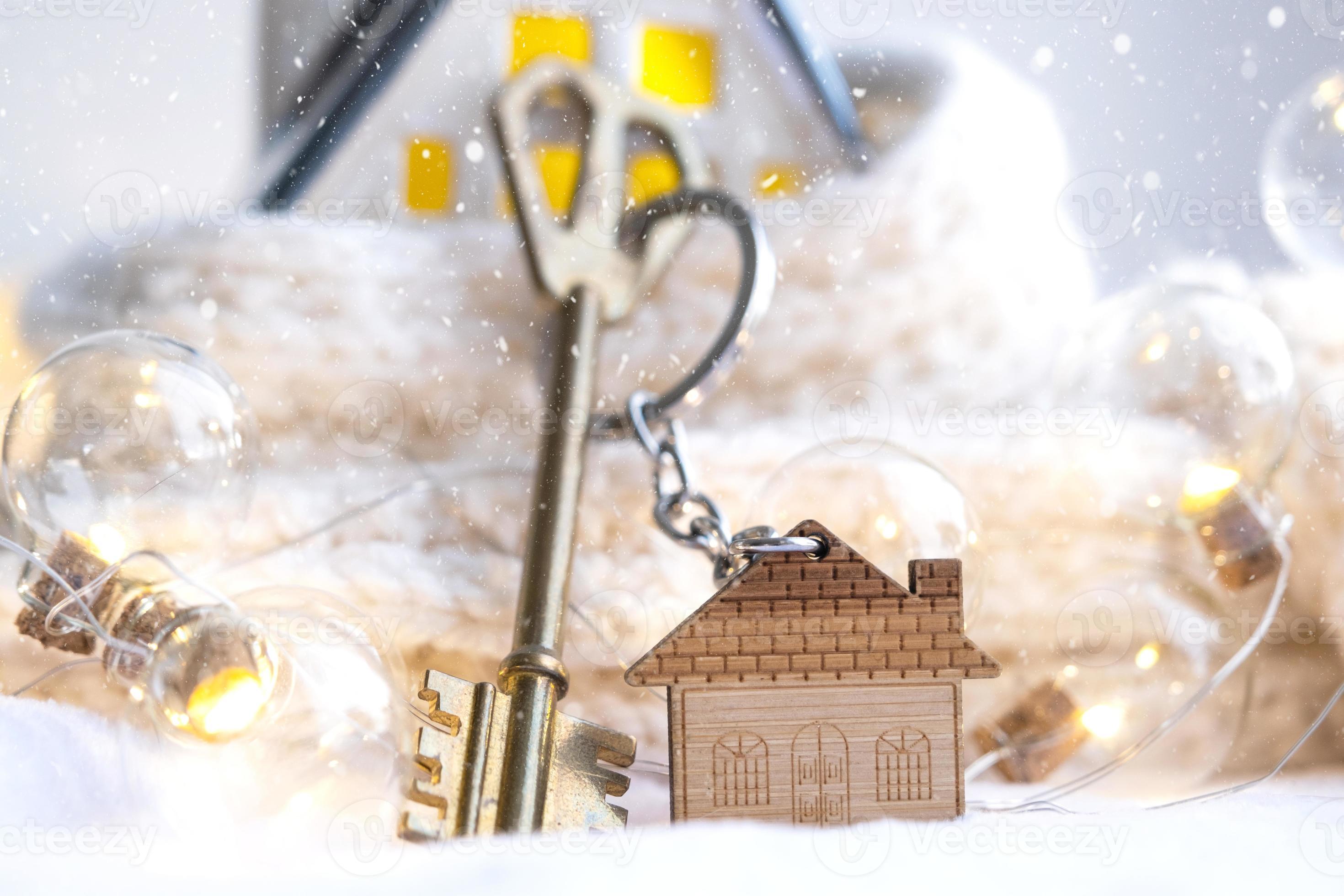 llave de la casa con un llavero en una casa acogedora con un diseño de  decoración