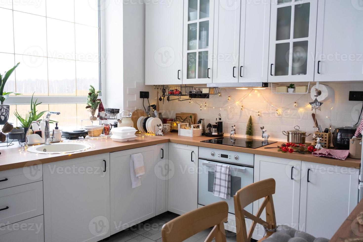 decoración navideña festiva y desorden en la cocina ligera, desayuno festivo, interior escandinavo blanco. año nuevo, estado de ánimo, hogar acogedor foto