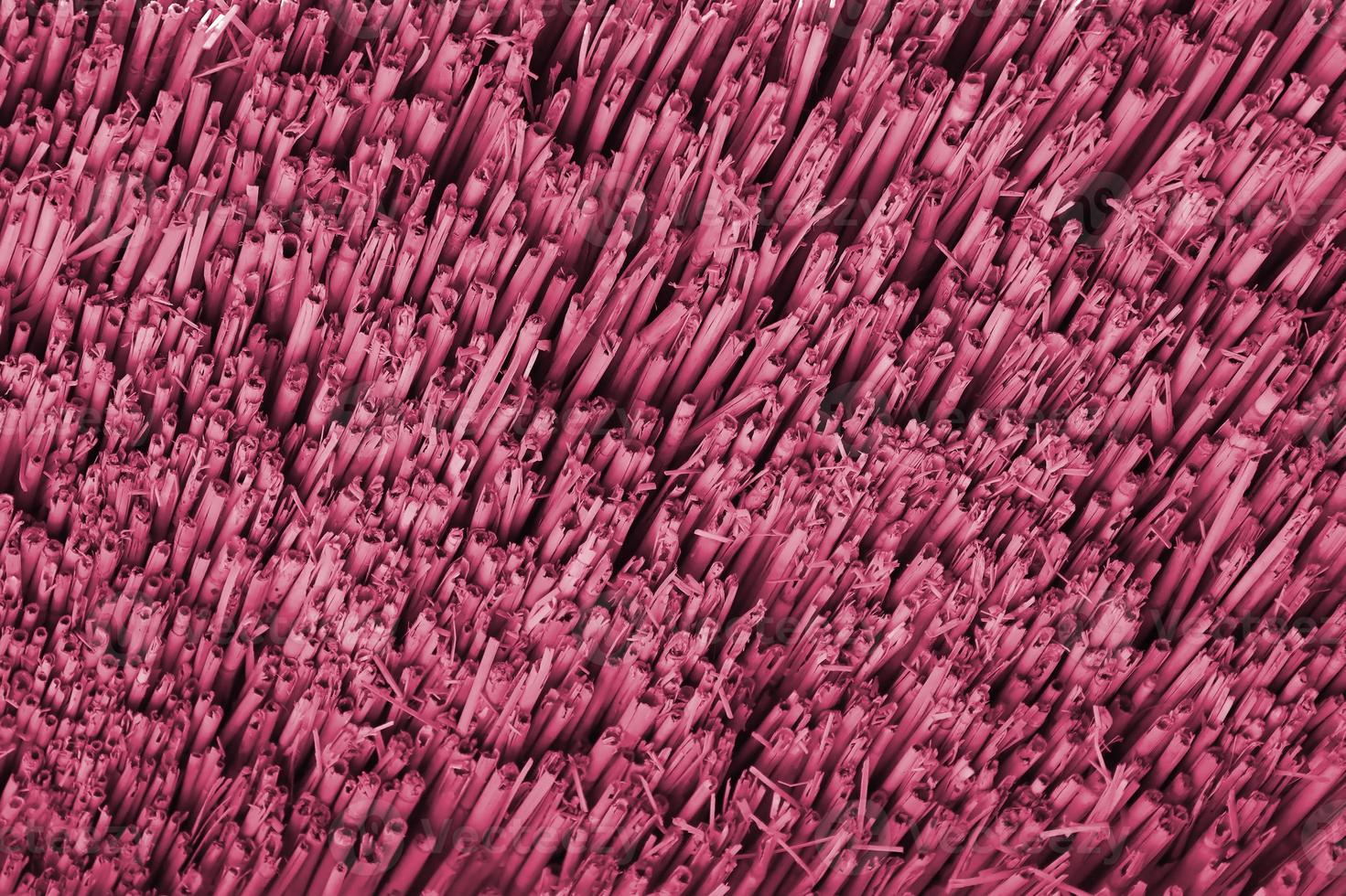 fondo de textura de bambú marrón procedente de pajitas de bambú natural. el techo asiático oriental tiene un hermoso patrón amarillo, imagen de textura de valla tonificada en magenta viva, color del año 2023 foto