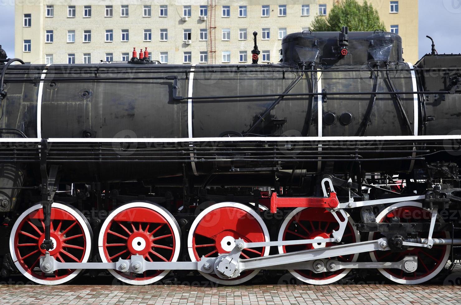 ruedas rojas del tren de vapor foto