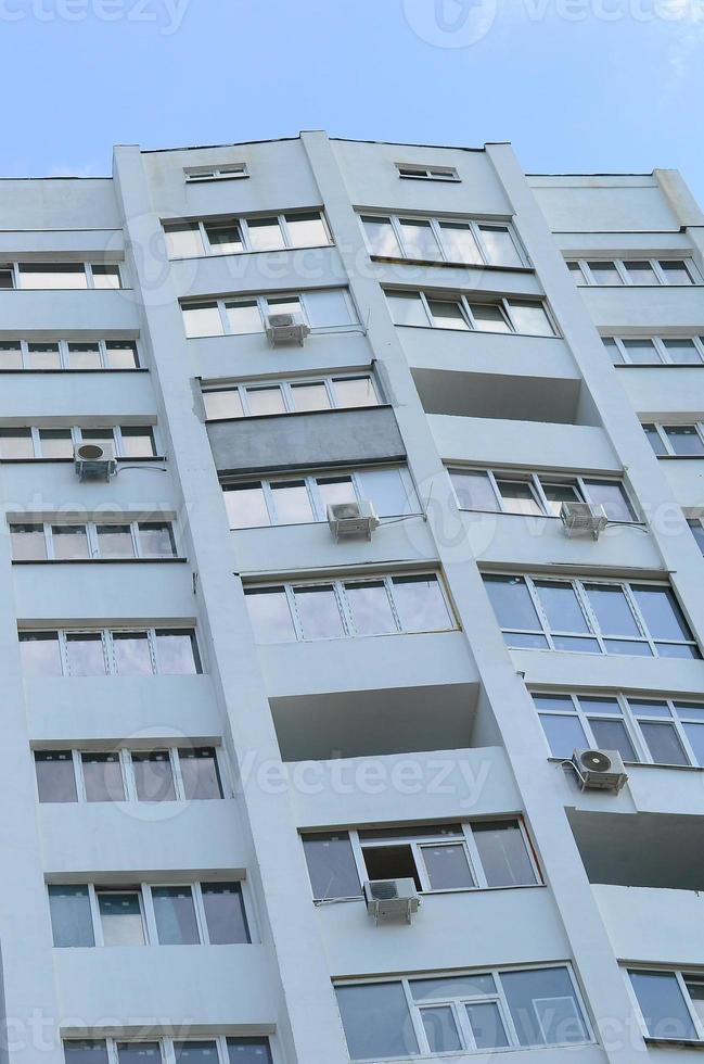 nuevo edificio residencial de varios pisos y cielo azul foto