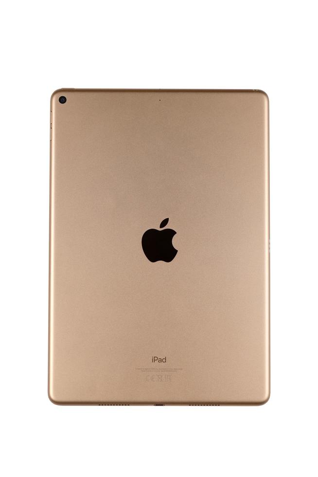 kharkiv, ucrania - 27 de enero de 2022 nueva superficie de cuerpo dorado de apple ipad con el logotipo de la empresa sobre fondo blanco. Apple Inc. es una empresa de tecnología americana foto