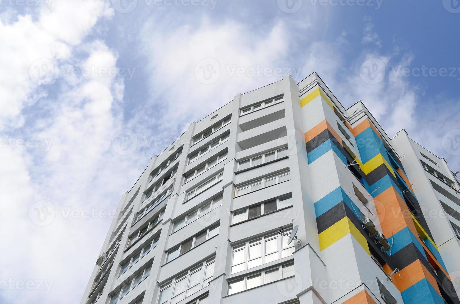 nuevo edificio residencial de varios pisos y cielo azul foto