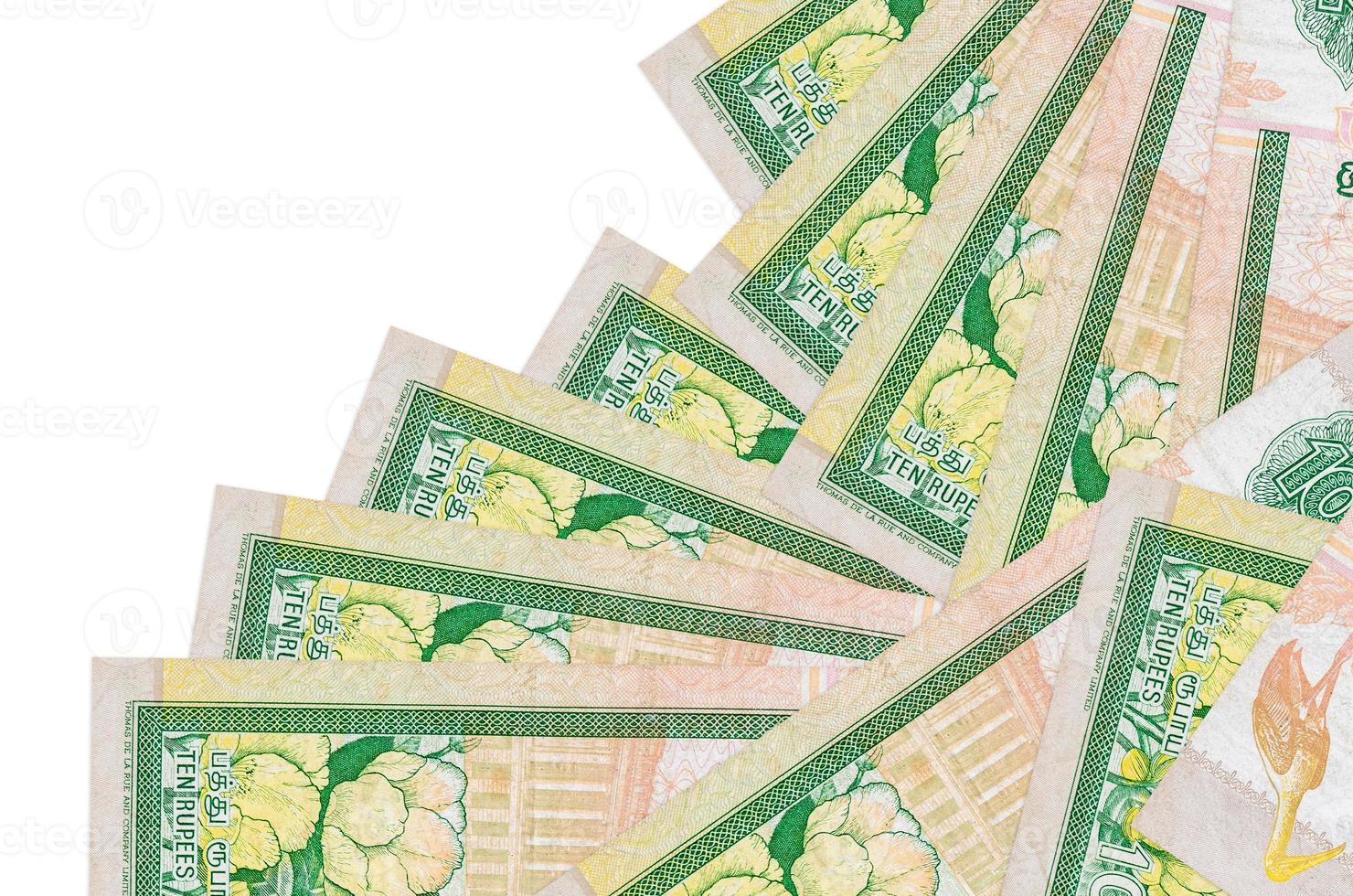 Los billetes de 10 rupias de Sri Lanka se encuentran en un orden diferente aislado en blanco. concepto de banca local o hacer dinero foto