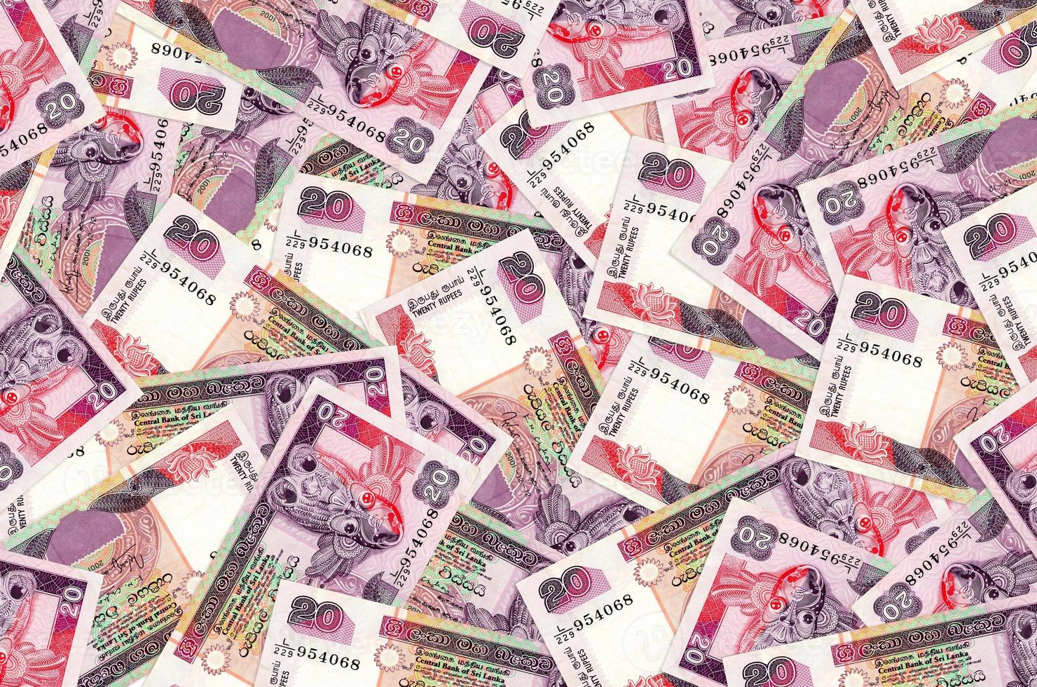 20 billetes de rupias de Sri Lanka se encuentran en una gran pila. fondo conceptual de vida rica foto