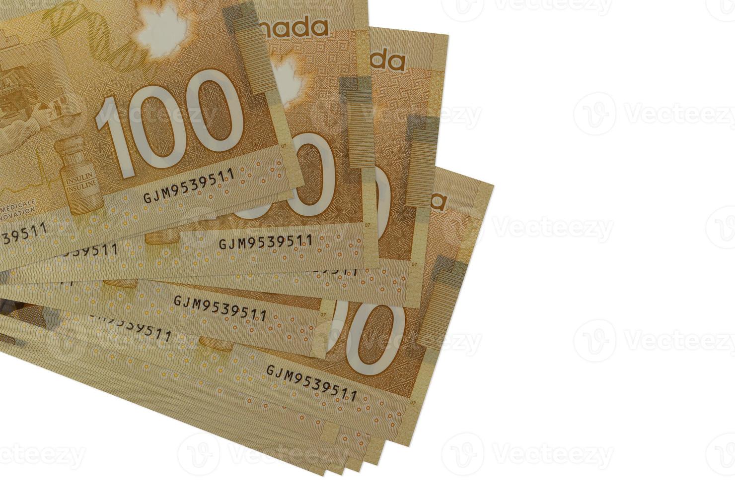 Los billetes de 100 dólares canadienses se encuentran en un pequeño grupo o paquete aislado en blanco. maqueta con espacio de copia. negocios y cambio de moneda foto