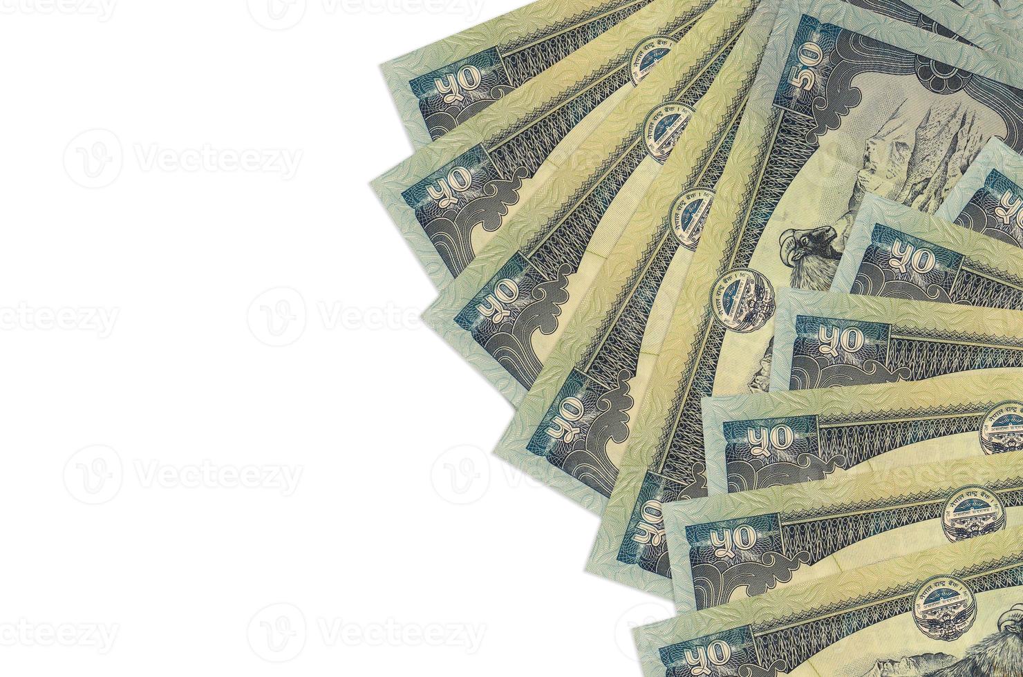 Los billetes de 50 rupias nepalíes se encuentran aislados en fondo blanco con espacio de copia. fondo conceptual de vida rica foto