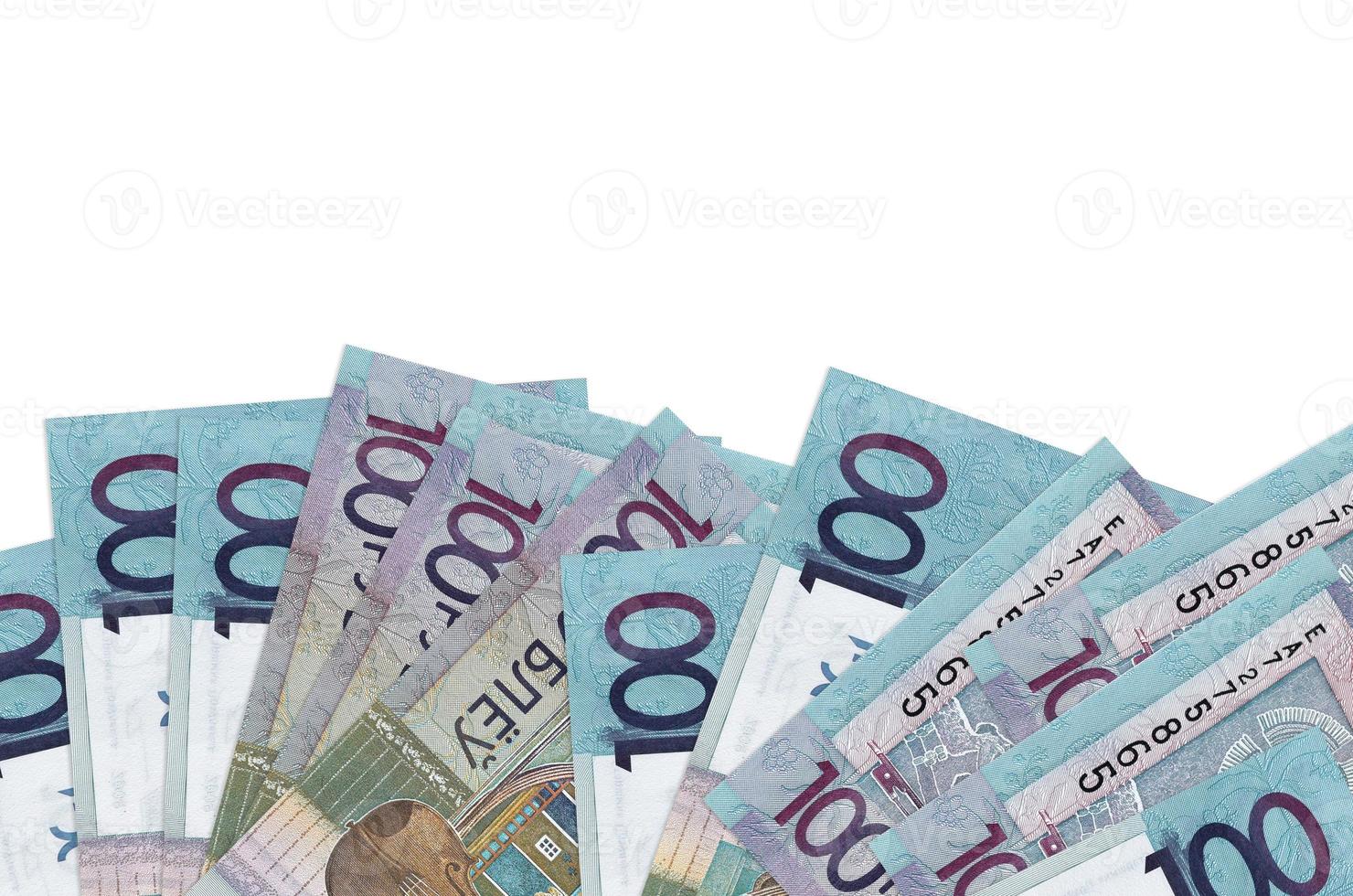 Los billetes de 100 rublos bielorrusos se encuentran en la parte inferior de la pantalla aislados en fondo blanco con espacio de copia. plantilla de banner de fondo foto