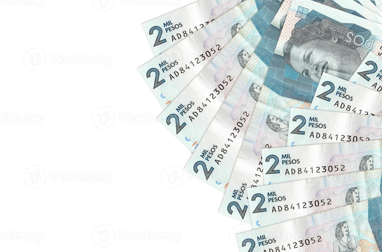 Los billetes de 2 pesos colombianos se encuentran aislados en fondo blanco con espacio de copia. fondo conceptual de vida rica foto