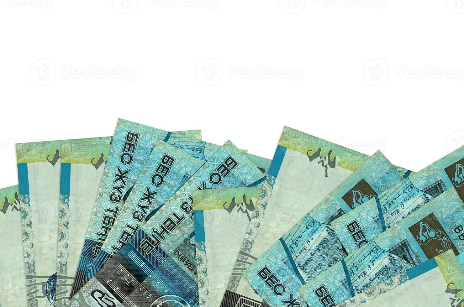 500 billetes de tenge kazajo se encuentran en la parte inferior de la pantalla aislados en fondo blanco con espacio de copia. plantilla de banner de fondo foto