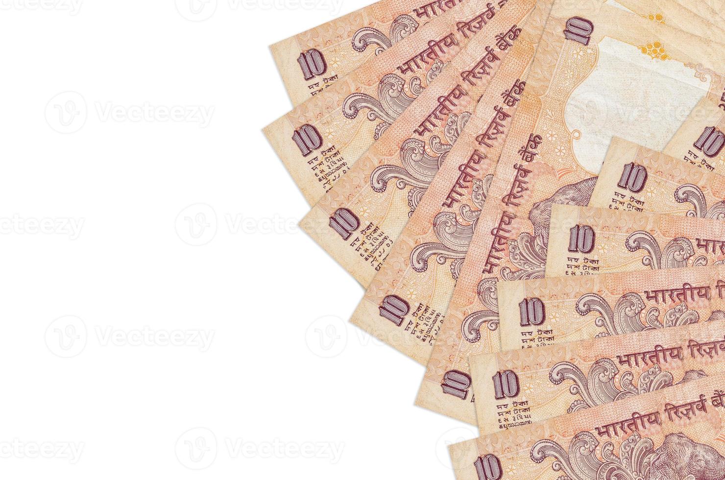 Los billetes de 10 rupias indias se encuentran aislados en fondo blanco con espacio de copia. fondo conceptual de vida rica foto