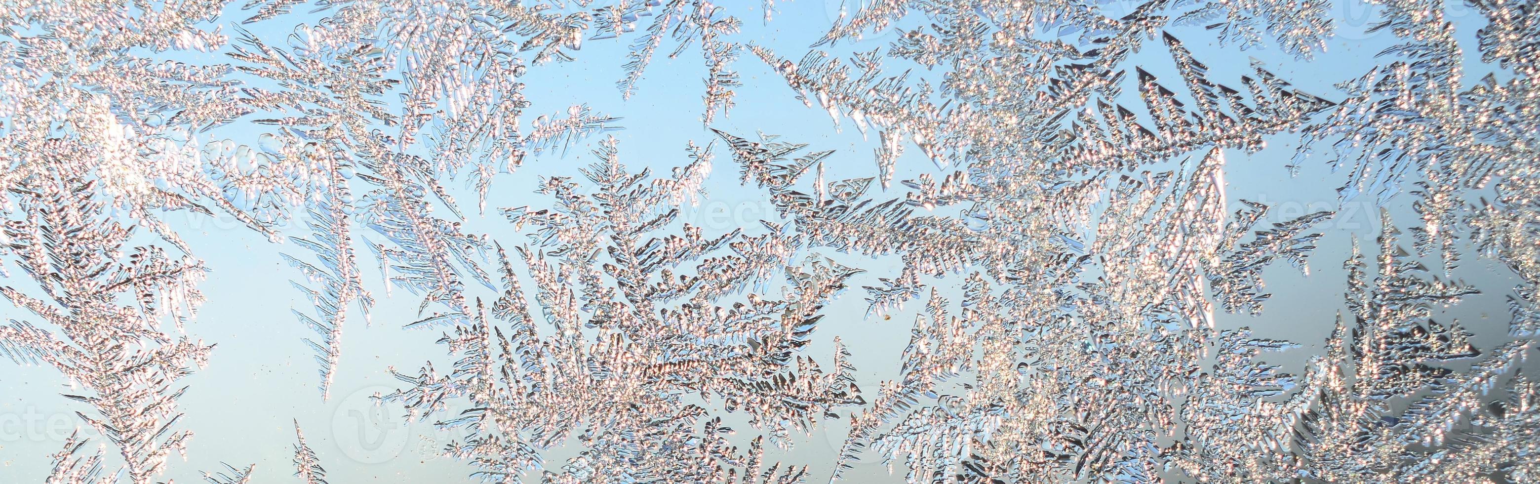 copos de nieve escarcha escarcha macro en el cristal de la ventana foto