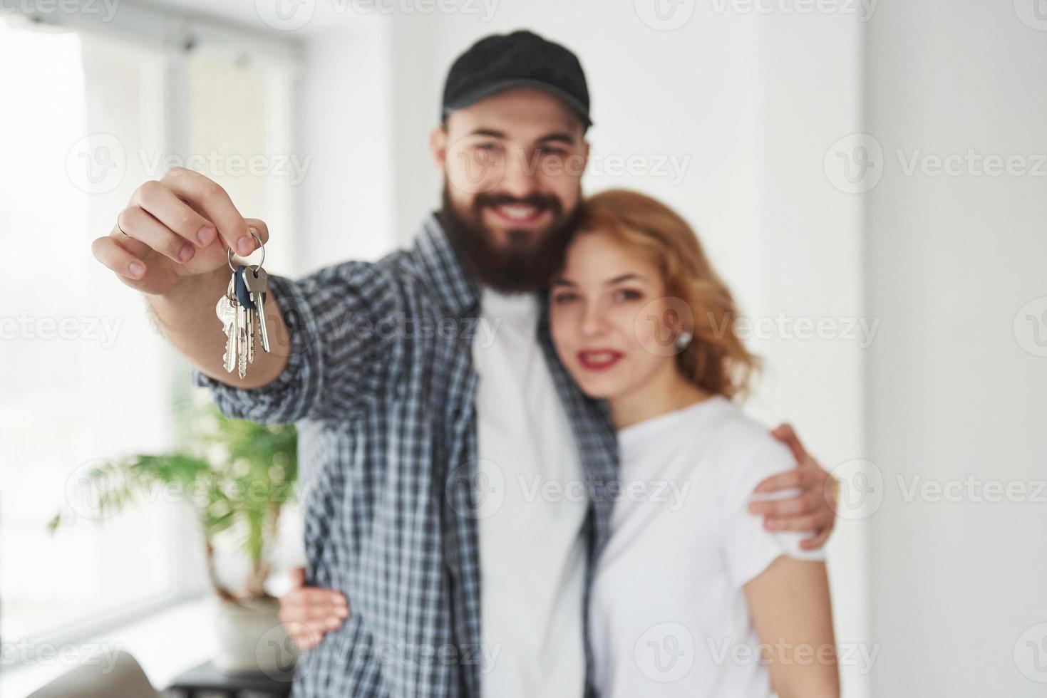 vista frontal. pareja feliz juntos en su nueva casa. concepción de movimiento foto