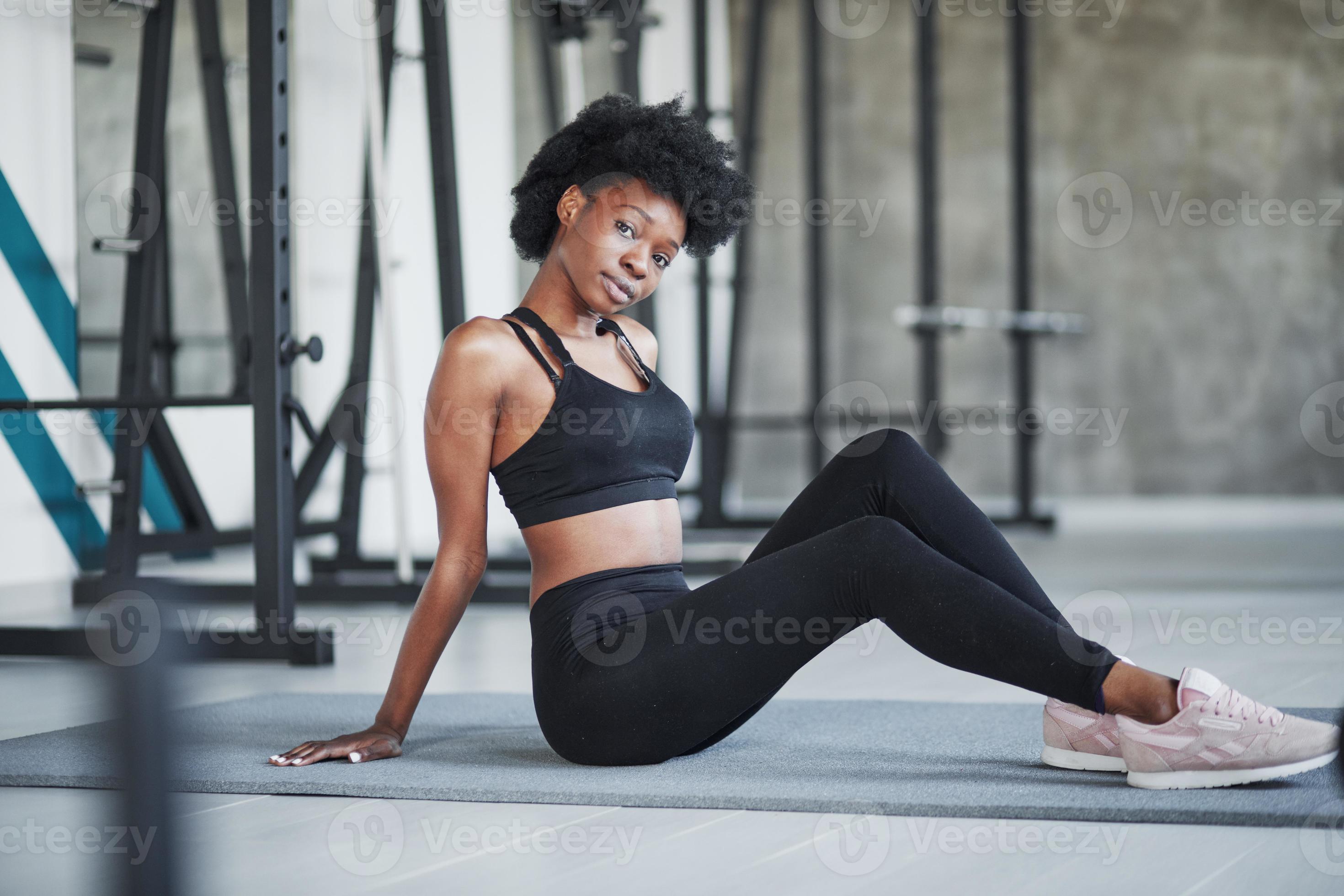 descanso después del entrenamiento. mujer afroamericana con cabello rizado  y ropa deportiva tiene un día de fitness en el gimnasio 15196285 Foto de  stock en Vecteezy