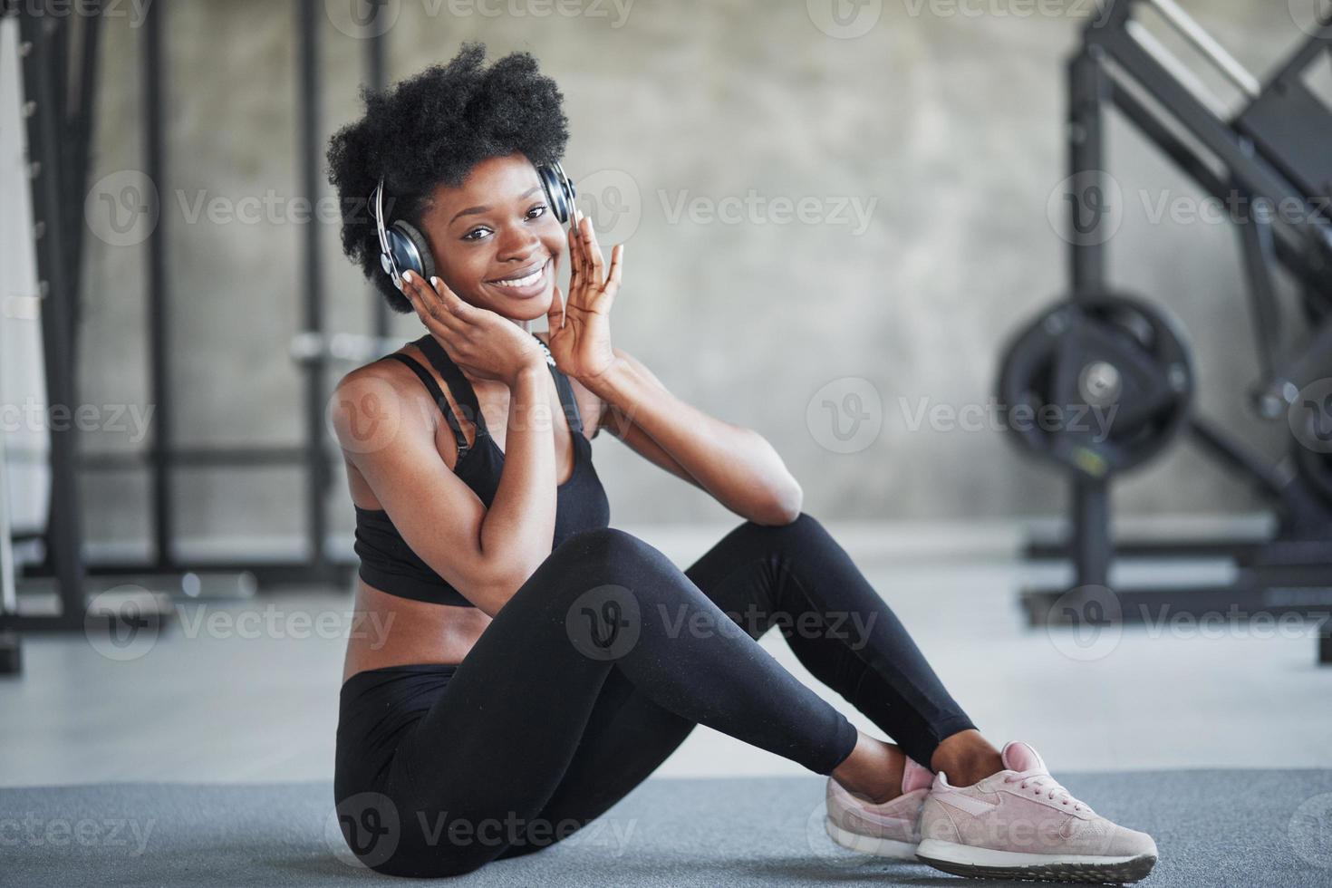 en ropa deportiva. mujer afroamericana con cabello rizado tiene un