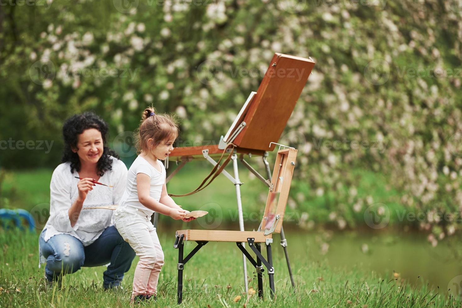 Now let's try what you learned. Teaching granddaughter how to paint. In the natural parkland photo