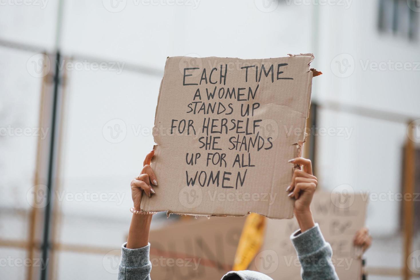 la demostración está en la acción. grupo de mujeres feministas tienen protesta por sus derechos al aire libre foto