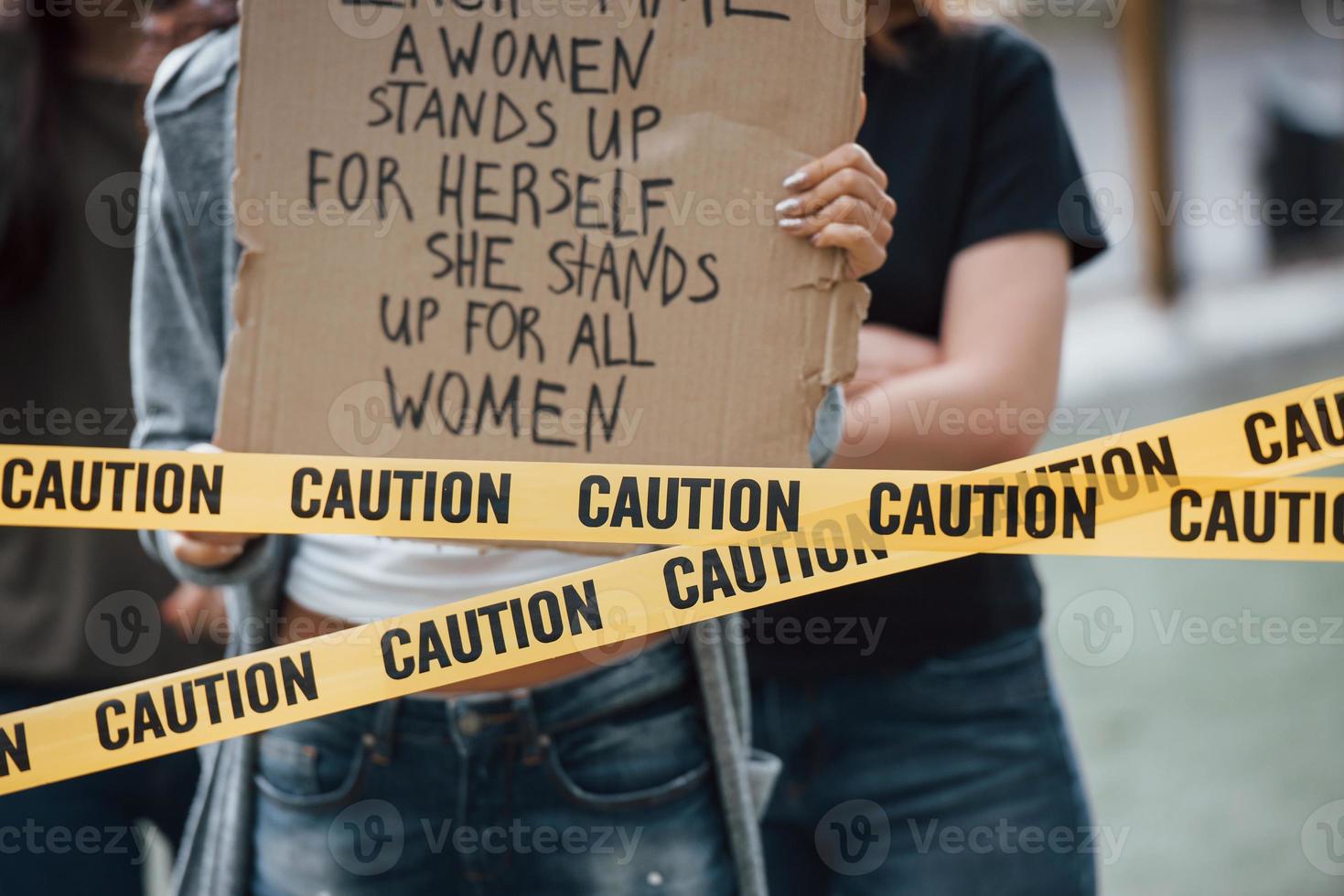 multitud joven. grupo de mujeres feministas tienen protesta por sus derechos al aire libre foto