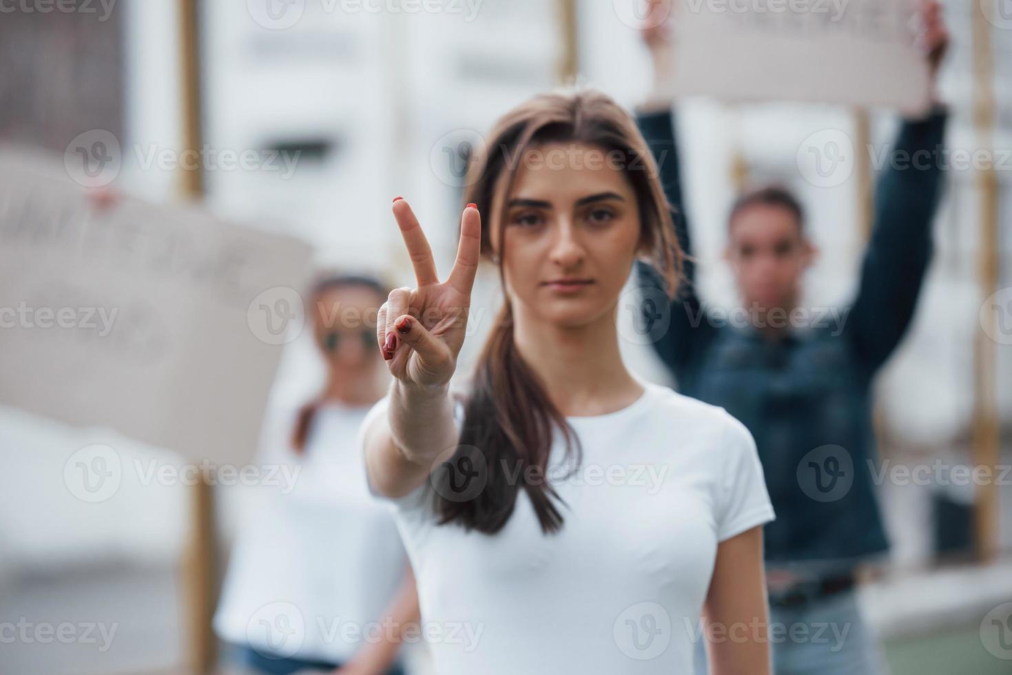 en el centro de atención. grupo de mujeres feministas tienen protesta por sus derechos al aire libre foto